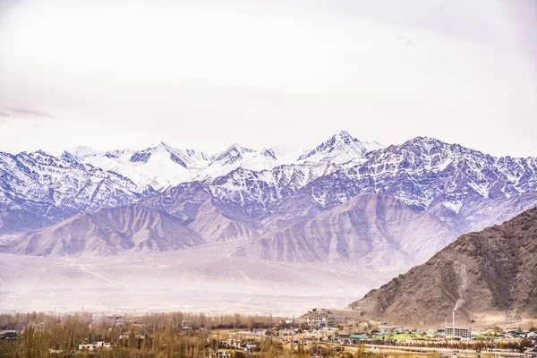 Uitzicht landschap en stadsgezicht van Leh Ladakh Village met Himalaya bergketen van uitkijkpunt van Leh Stok Palace tijdens het winterseizoen in Jammu en Kasjmir, India — Stockfoto