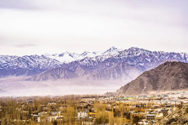 Ansicht Landschaft und Stadtbild von Leh Ladakh Dorf mit Himalaya-Gebirge aus der Sicht von Leh Stok Palace während der Wintersaison in Jammu und Kaschmir, Indien — Stockfoto