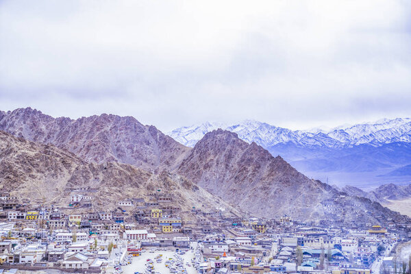 Вид на ландшафт и город деревни Лех Ладак с горным хребтом Фалайя с точки зрения дворца Лех Сток во время зимнего сезона в Джамму и Кашмире, Индия
