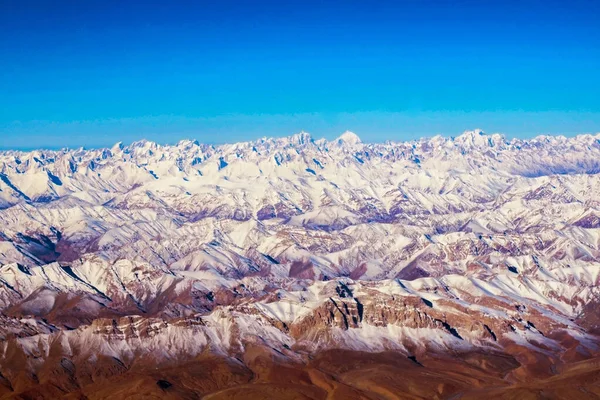 Pohled na krajinu a město Leh Ladakh Village s pohořím Himalája z pohledu Leh Stok Palace, zatímco zimní sezóna v Džammú a Kašmíru, Indie — Stock fotografie