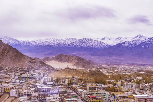 Himalayalı Leh Ladakh Köyü 'nün manzarası ve manzarası Leh Stok Sarayı' nın bakış açısından sıralanırken Jammu ve Kashmir, Hindistan 'da kış mevsimi