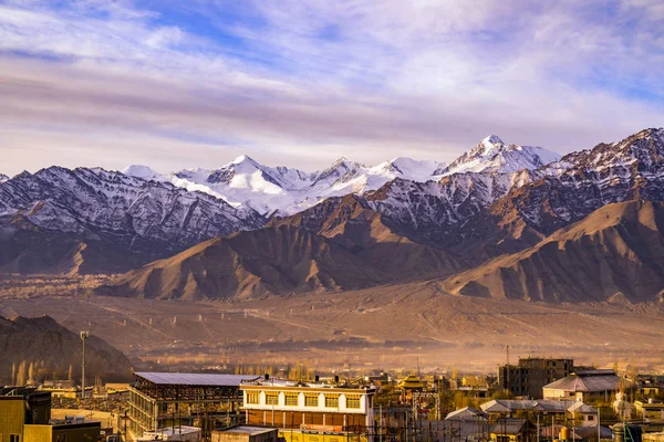 Ansicht Landschaft und Stadtbild von Leh Ladakh Dorf mit Himalaya-Gebirge aus der Sicht von Leh Stok Palace während der Wintersaison in Jammu und Kaschmir, Indien — Stockfoto