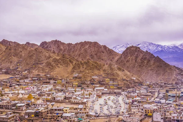 Ansicht Landschaft und Stadtbild von Leh Ladakh Dorf mit Himalaya-Gebirge aus der Sicht von Leh Stok Palace während der Wintersaison in Jammu und Kaschmir, Indien — Stockfoto