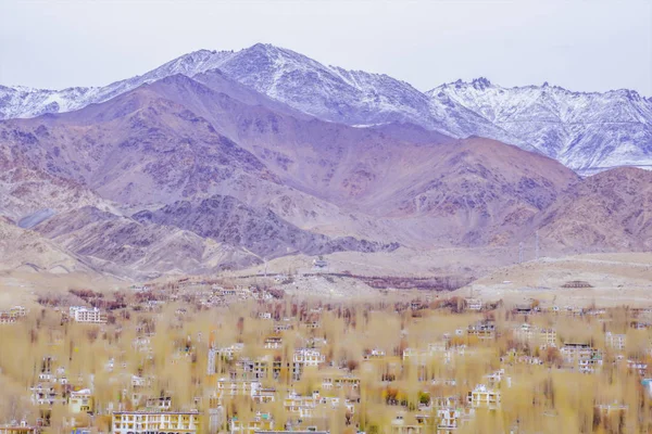 Ver paisagem e paisagem urbana de Leh Ladakh Village com Himalaia gama de montanhas do ponto de vista do Leh Stok Palace, enquanto temporada de inverno em Jammu e Caxemira, Índia — Fotografia de Stock