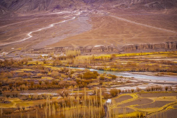 Zobacz krajobraz i krajobraz miasta Leh Ladakh Village z Himalaya pasmem górskim z punktu widzenia Leh Stok Palace podczas sezonu zimowego w Jammu i Kaszmirze, Indie — Zdjęcie stockowe