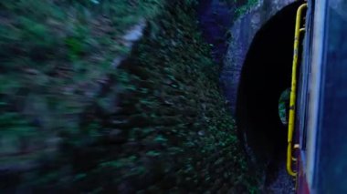 Dağ yamaçlarında hareket eden tren, güzel bir manzara, bir yamaç dağı, bir vadi. Hindistan 'da Shimla' dan Kalka 'ya giden oyuncak tren.