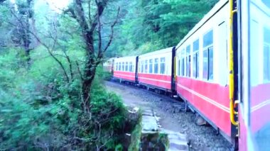 Dağ yamaçlarında hareket eden tren, güzel bir manzara, bir yamaç dağı, bir vadi. Hindistan 'da Shimla' dan Kalka 'ya giden oyuncak tren.