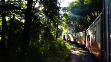 Dağ yamaçlarında hareket eden tren, güzel bir manzara, bir yamaç dağı, bir vadi. Hindistan 'da Shimla' dan Kalka 'ya giden oyuncak tren.