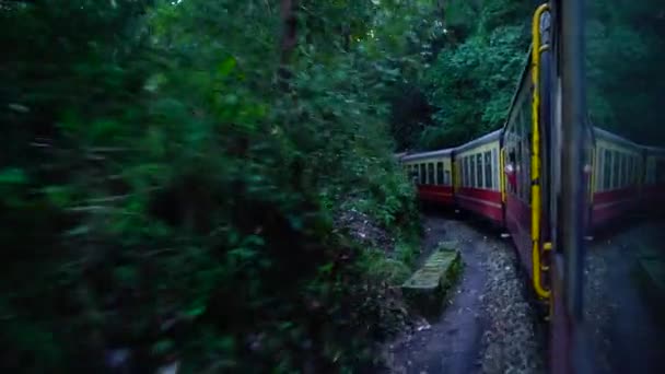 Tren Movimiento Las Laderas Montaña Hermosa Vista Una Montaña Lateral — Vídeo de stock