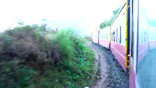列车行驶在山坡上 景色优美 一侧山 一侧谷 从印度Shimla到Kalka的玩具火车 — 图库视频影像