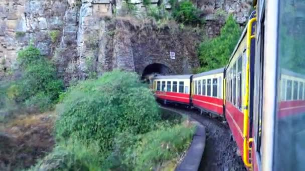列车行驶在山坡上 景色优美 一侧山 一侧谷 从印度Shimla到Kalka的玩具火车 — 图库视频影像