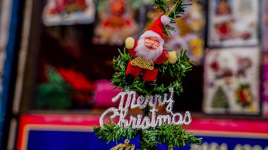 Bulanık, ışıl ışıl ve bulanık arka planda dekore edilmiş Noel ağacı