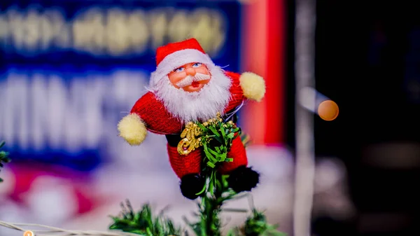 Bulanık, ışıl ışıl ve bulanık arka planda dekore edilmiş Noel ağacı