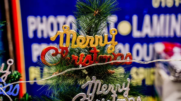 Bulanık, ışıl ışıl ve bulanık arka planda dekore edilmiş Noel ağacı