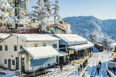 Shimla Tren İstasyonu Hindistan 'daki ilk kar yağışı sahnesi.