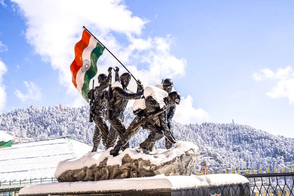 Silhouette einer indischen Armeestatue und eines indischen Flaggendenkmals in der Dämmerung in Shimla, himachal pradesh, Indien. — Stockfoto