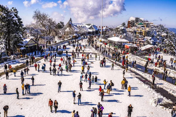 Mall Road è la strada principale di Shimla, la capitale dell'Himachal Pradesh, India . — Foto Stock