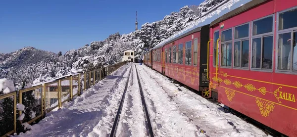Shimla Tren İstasyonu Hindistan 'daki ilk kar yağışı sahnesi.