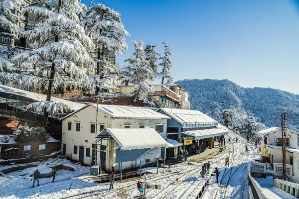 La scena della prima nevicata a Shimla Stazione Ferroviaria India — Foto Stock