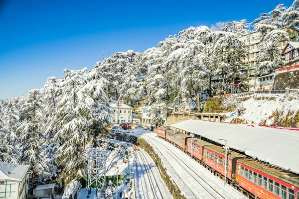 La scena della prima nevicata a Shimla Stazione Ferroviaria India — Foto Stock