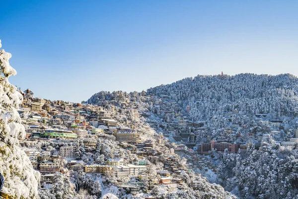 Kar yağdıktan sonra Shimla şehrinin güzel manzarası