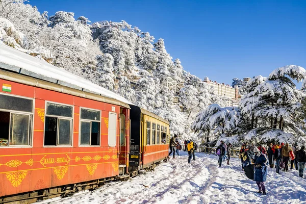 La scène de la première chute de neige à la gare de Shimla Inde — Photo