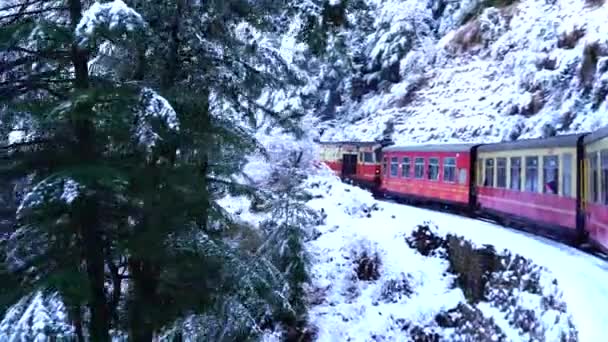 Kalkashimlan Rautatie Pohjois Intian Kapearaiteisella Radalla Joka Kulkee Enimmäkseen Vuoristoista — kuvapankkivideo