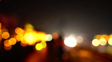 Bokeh Şehir Gecesi, açık trafikte açık bir akşam. Büyük bokeh.