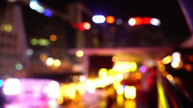 Bokeh Şehir Gecesi, açık trafikte açık bir akşam. Büyük bokeh.