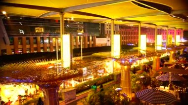 DLF Cyber Hub, Gurgaon 'da bir Teknoloji Merkezi. Arenasında birçok IT / ITES ofisine ev sahipliği yapmaktadır. İnsanlar düzenli olarak buraya iş yapmaya gelir..