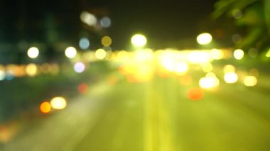 Bokeh Şehir Gecesi, açık trafikte açık bir akşam. Büyük bokeh.