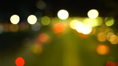 Bokeh Şehir Gecesi, açık trafikte açık bir akşam. Büyük bokeh.