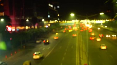 Bokeh Şehir Gecesi, açık trafikte açık bir akşam. Büyük bokeh.