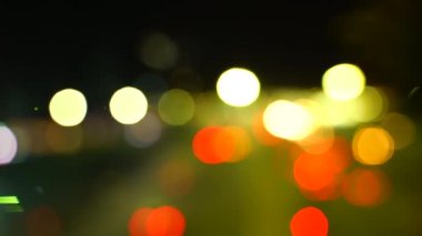 Bokeh Şehir Gecesi, açık trafikte açık bir akşam. Büyük bokeh.
