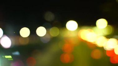 Bokeh Şehir Gecesi, açık trafikte açık bir akşam. Büyük bokeh.