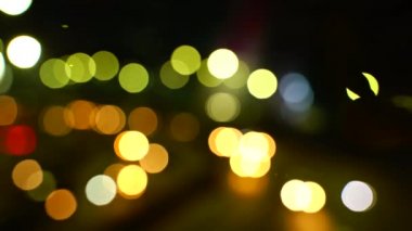 Bokeh Şehir Gecesi, açık trafikte açık bir akşam. Büyük bokeh.