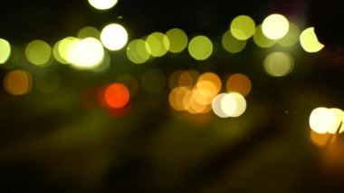 Bokeh Şehir Gecesi, açık trafikte açık bir akşam. Büyük bokeh.