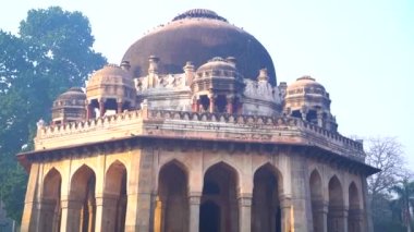 Lodi Gardens ya da Lodhi Gardens, Yeni Delhi, Hindistan 'da bulunan bir şehir parkı. İçinde Muhammed Şah 'ın mezarı, Sikandar Lodi' nin mezarı, Shisha Gumbad ve Bara Gumbad 'ın mezarı var.,