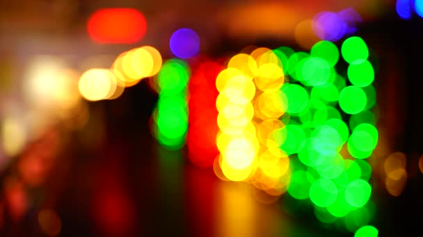 Nuit de paysage urbain de Bokeh, soirée claire dans un trafic léger. Grand bokeh .