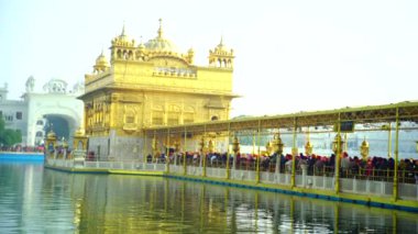 Amritsar 'daki Altın Tapınak, Punjab, Hindistan, Sikh dininin en kutsal ikonu ve ibadet yeri..
