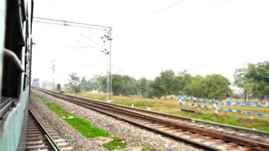 Hint Demiryolları. Yolcu treni, demiryolu ile. Rayları değiştirirken son arabanın camından vurulmuş. Hint tren yolu, Hindistan.