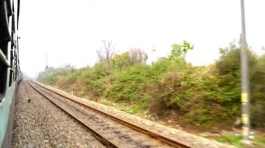 Hint Demiryolları. Yolcu treni, demiryolu ile. Rayları değiştirirken son arabanın camından vurulmuş. Hint tren yolu, Hindistan.