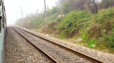Hint Demiryolları. Yolcu treni, demiryolu ile. Rayları değiştirirken son arabanın camından vurulmuş. Hint tren yolu, Hindistan.