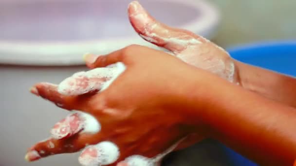 Коронавирусная Пандемия Профилактики Мыть Руки Мылом Теплая Вода Протирая Пальцы — стоковое видео
