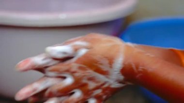 Coronavirus salgını önleme sabunla ellerini yıka sıcak suyla parmaklarını sık sık ovala ya da el dezenfektanı jeli kullan.