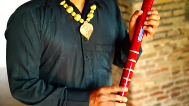 Ludhiana, Punjab, Hindistan 'da Tumba Beats çalan bir adamın elleri kapalı.