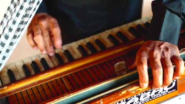 Närbild Bild Traditionella Musikinstrument Harmonium Spela Ludhiana Punjab Indien — Stockvideo