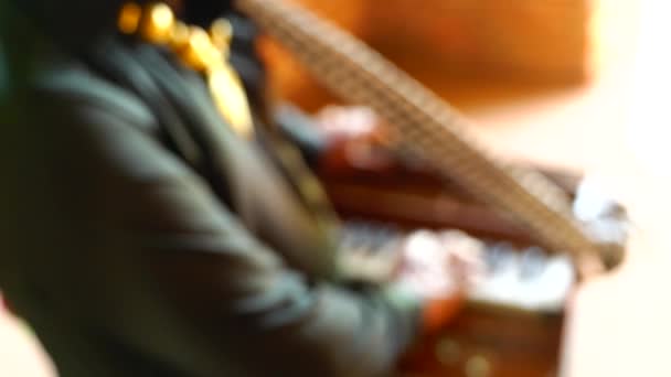 펀자브의 루디아나에서 연주되고 하모니카를 가까이 — 비디오