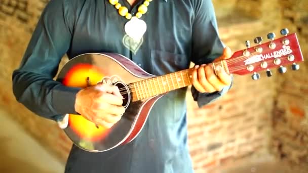 インドのパンジャブ州ルディアナでギターを弾いている男の手を閉じる — ストック動画