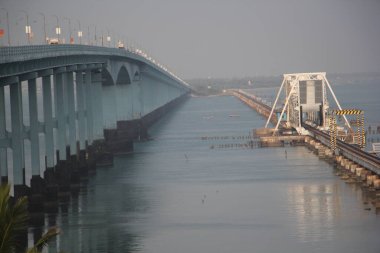Pamban Köprüsü, Hindistan 'ın Mandapam kentini Rameswaram' daki Pamban Adası 'na bağlayan bir demiryolu köprüsü..